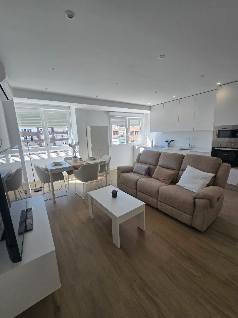 Living room of Flat to rent in  Madrid Capital  with Air Conditioner, Heating and Parquet flooring