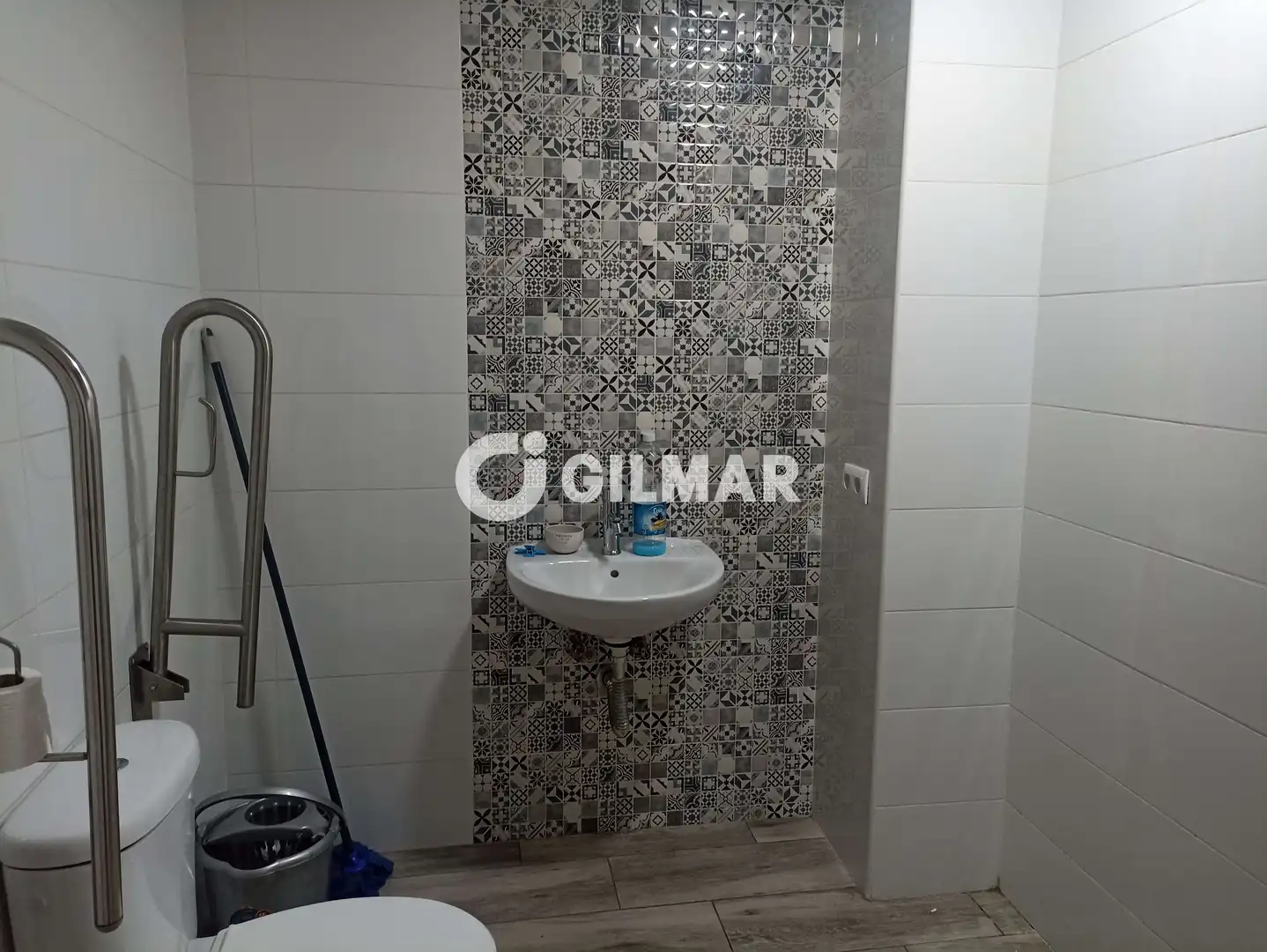 Baño de Local de alquiler en Sevilla con Calefacción