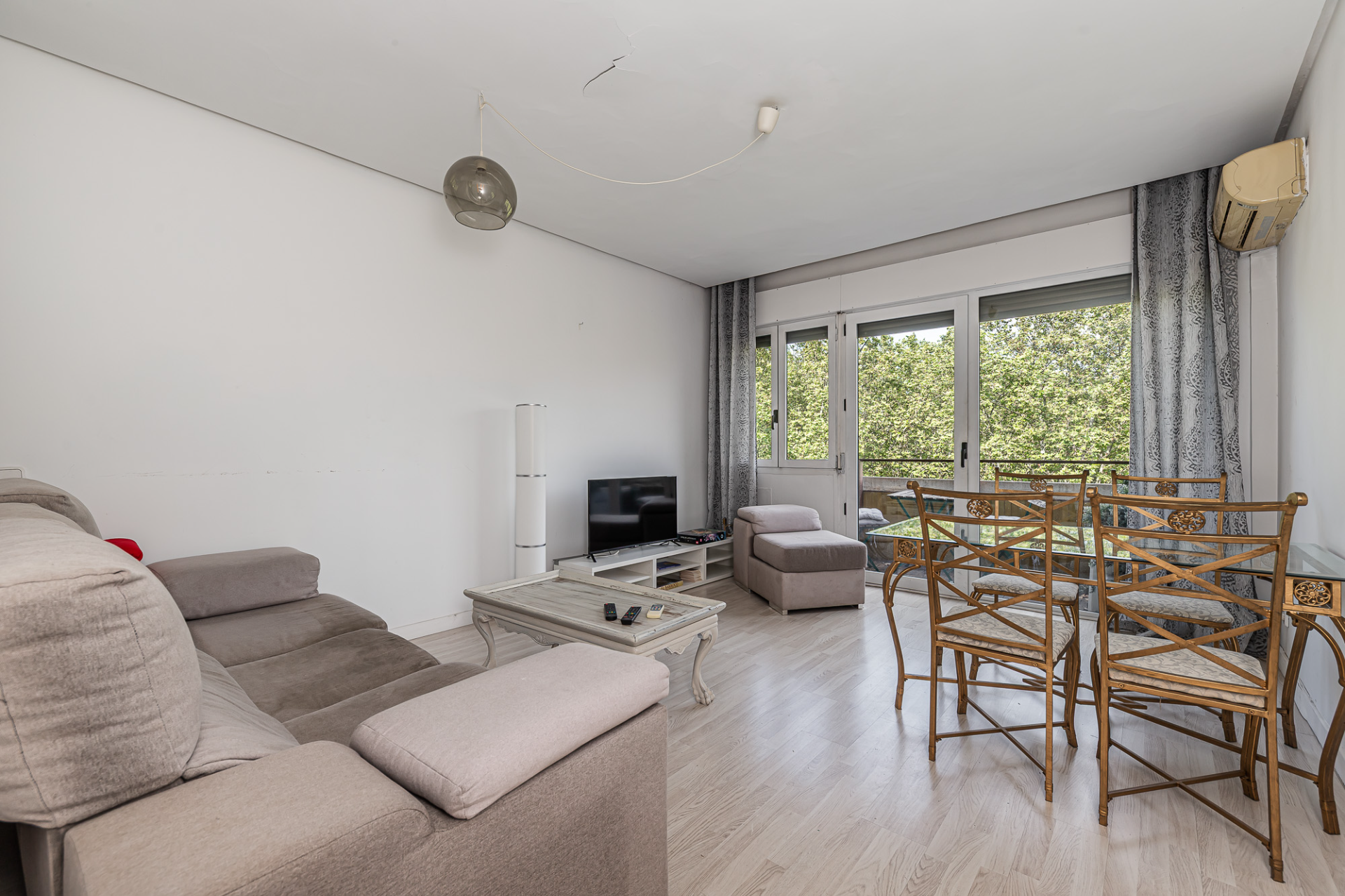 Living room of Flat for sale in  Madrid Capital  with Air Conditioner and Heating