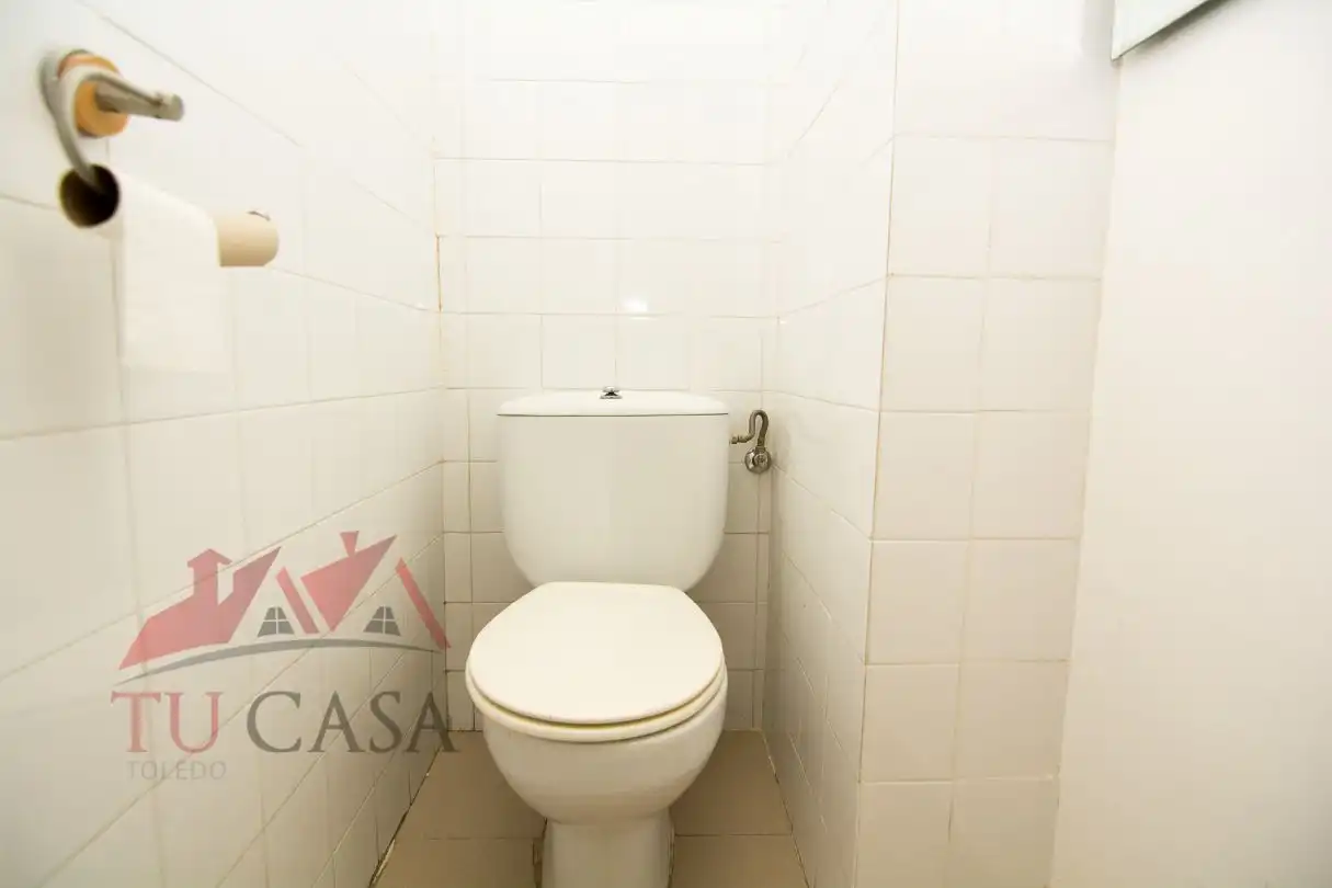 Bathroom of Office for rent in Toledo  with Air Conditioner and Heating