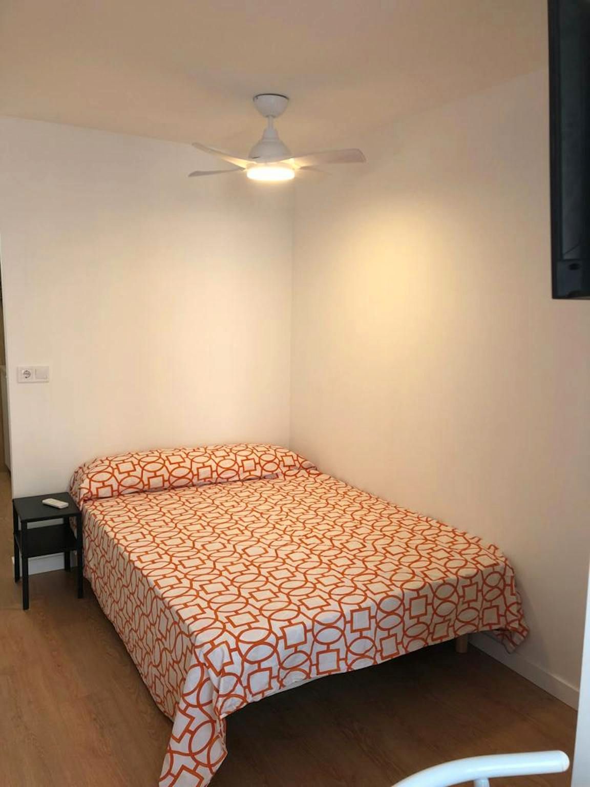 Bedroom of Flat to rent in  Valencia Capital  with Washing machine and TV