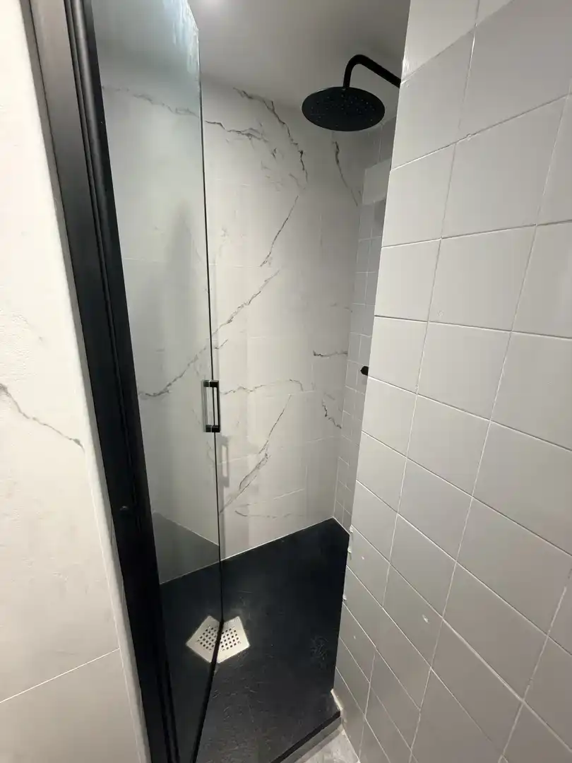 Bathroom of Flat for share in Madrid  with Parquet flooring and Furnished