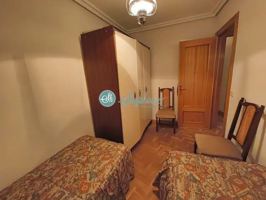 Dormitori de Pis en venda en Segovia amb Calefacció, Parquet i Moblat