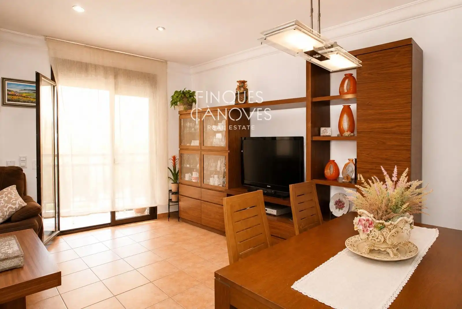 Wohnzimmer von Einfamilien-Reihenhaus zum Verkauf in Salt mit Heizung, Terrasse und Abstellraum