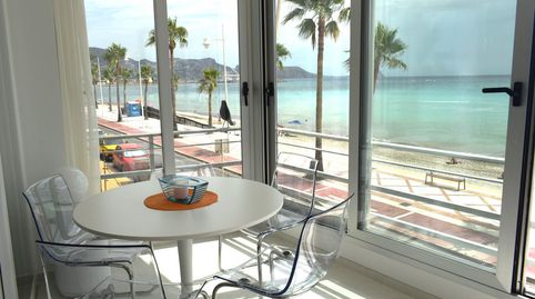 Apartamento de esquina totalmente reformado de 2 dormitorios en primera linea del Albir con piscina