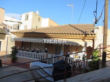 Casa aparellada en venda a Calle Cristo