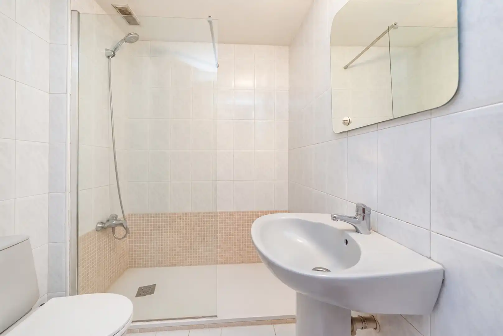 Bany de Casa adosada en venda en Parla amb Aire condicionat, Calefacció i Piscina