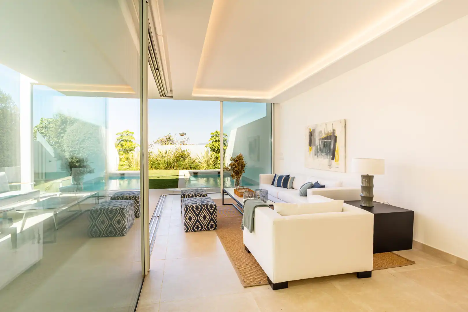 Sala d'estar de Casa o xalet en venda en Marbella amb Aire condicionat, Jardí privat i Terrassa