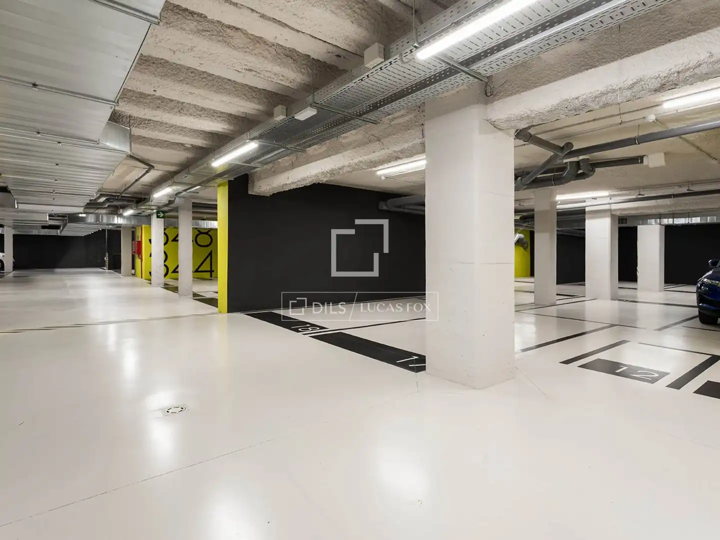 Parking de Piso en venta en Barcelona con Aire acondicionado, Calefacción y Terraza