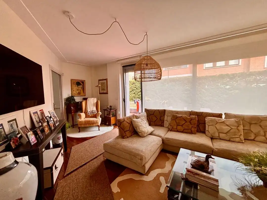 Wohnzimmer von Einfamilien-Reihenhaus zum Verkauf in Sopela mit Heizung, Privatgarten und Terrasse