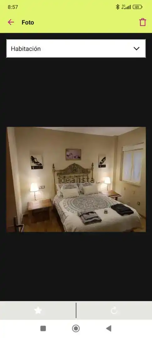 Dormitori de Apartament en venda en Viveiro amb Balcó