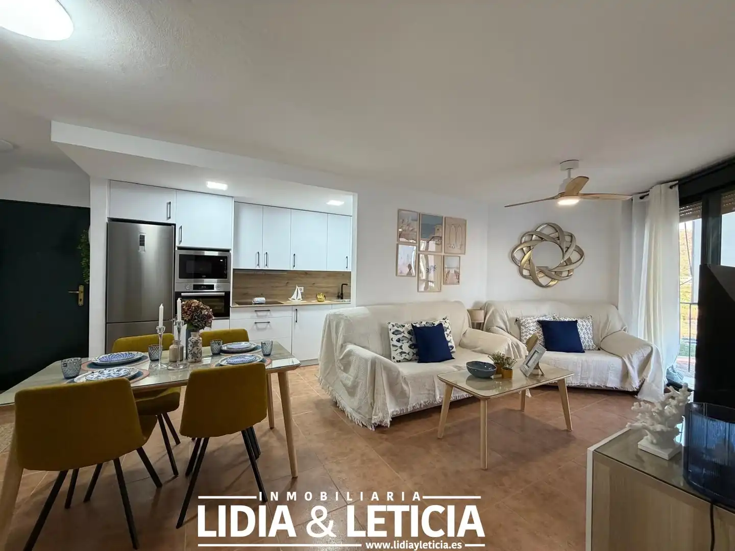 Wohnzimmer von Dachboden zum Verkauf in Zahara de los Atunes mit Privatgarten, Terrasse und Abstellraum