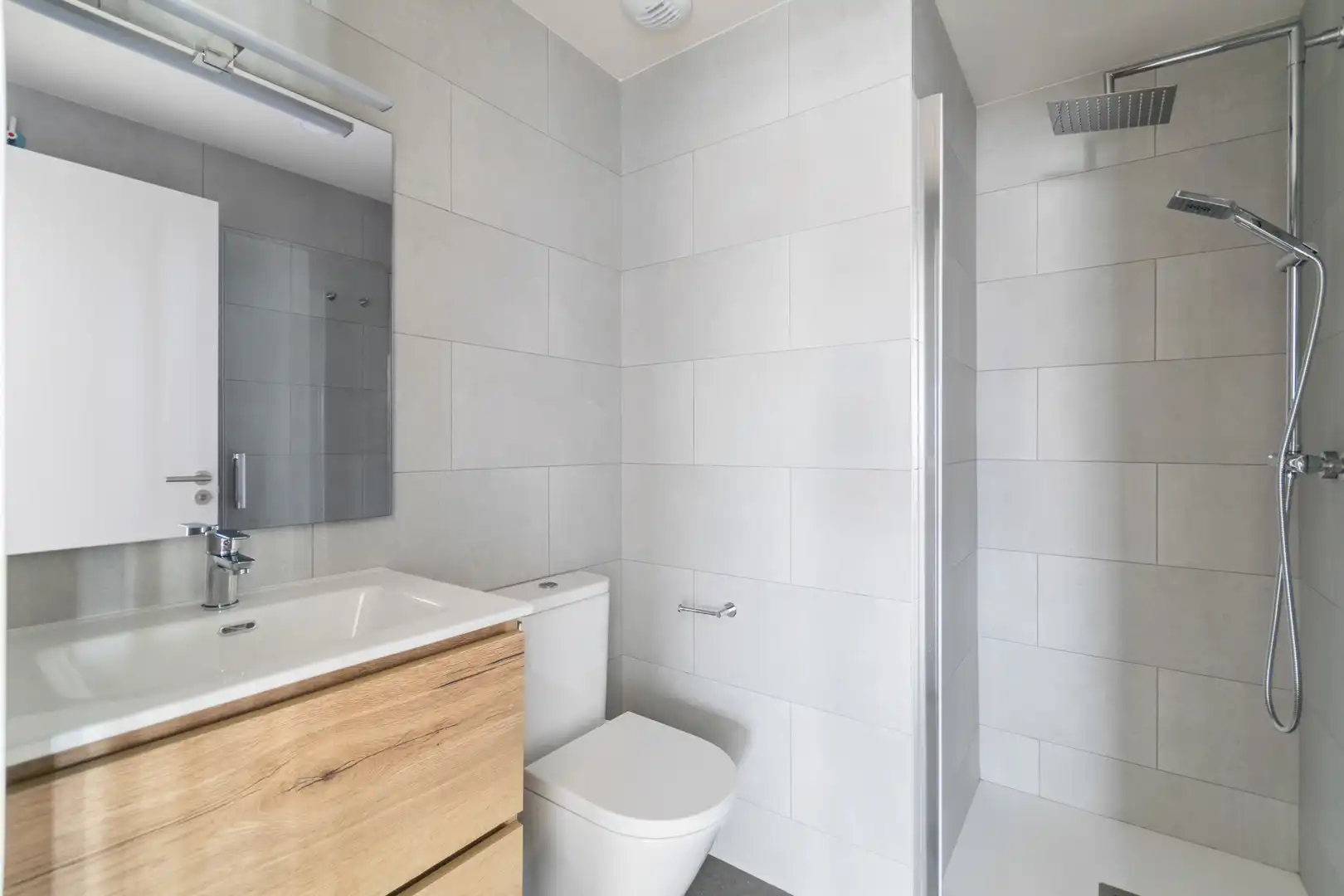 Baño de Piso de alquiler en Badalona con Aire acondicionado, Terraza y Trastero