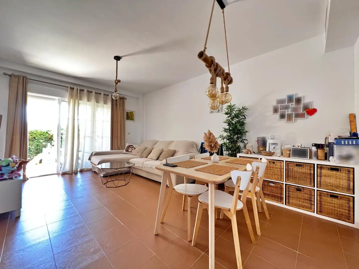 Sala d'estar de Apartament en venda en Ayamonte amb Jardí privat, Terrassa i Piscina comunitària