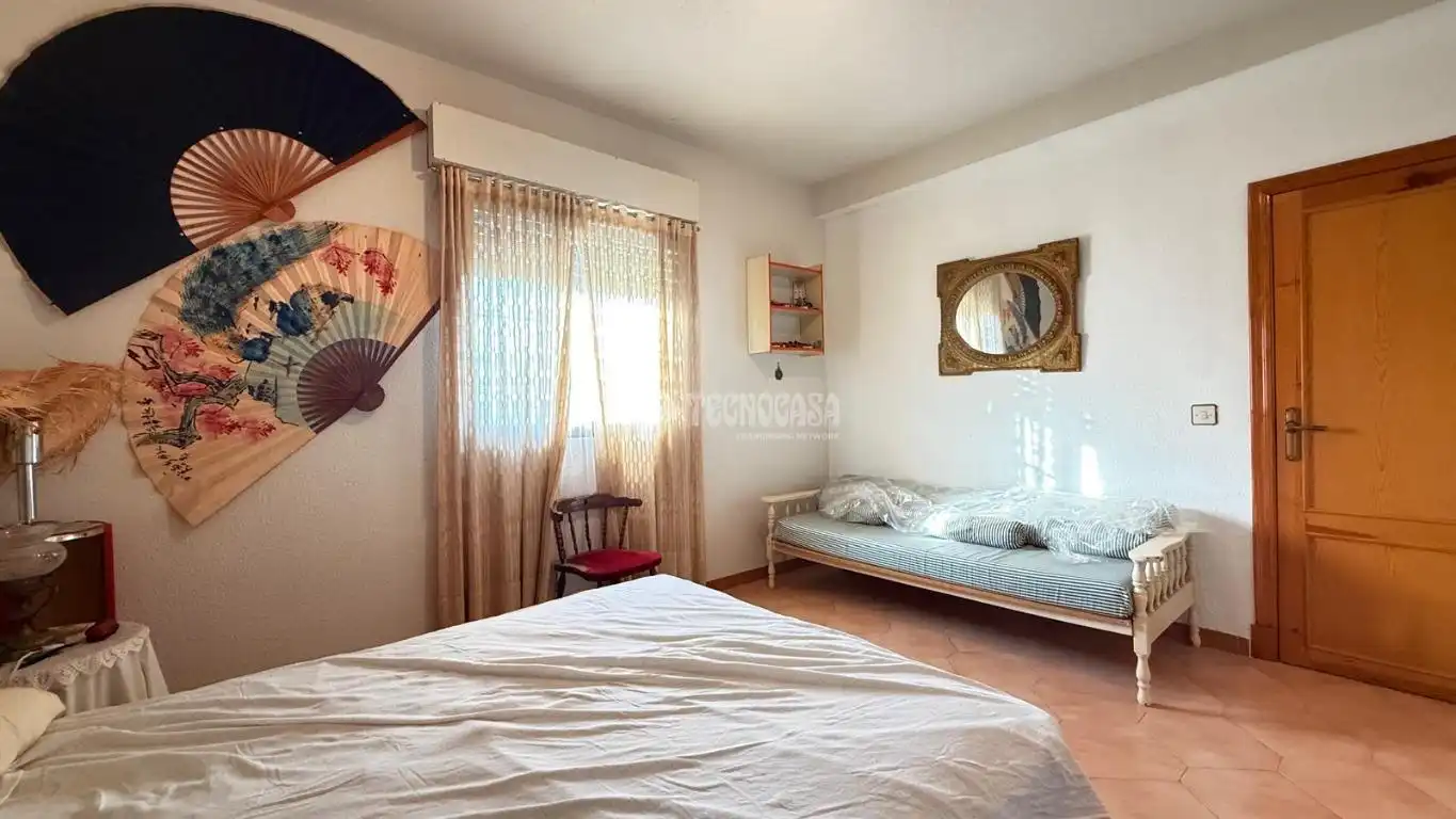 Habitación de Casa adosada en venta en Camarena con Calefacción, Trastero y Piscina comunitaria