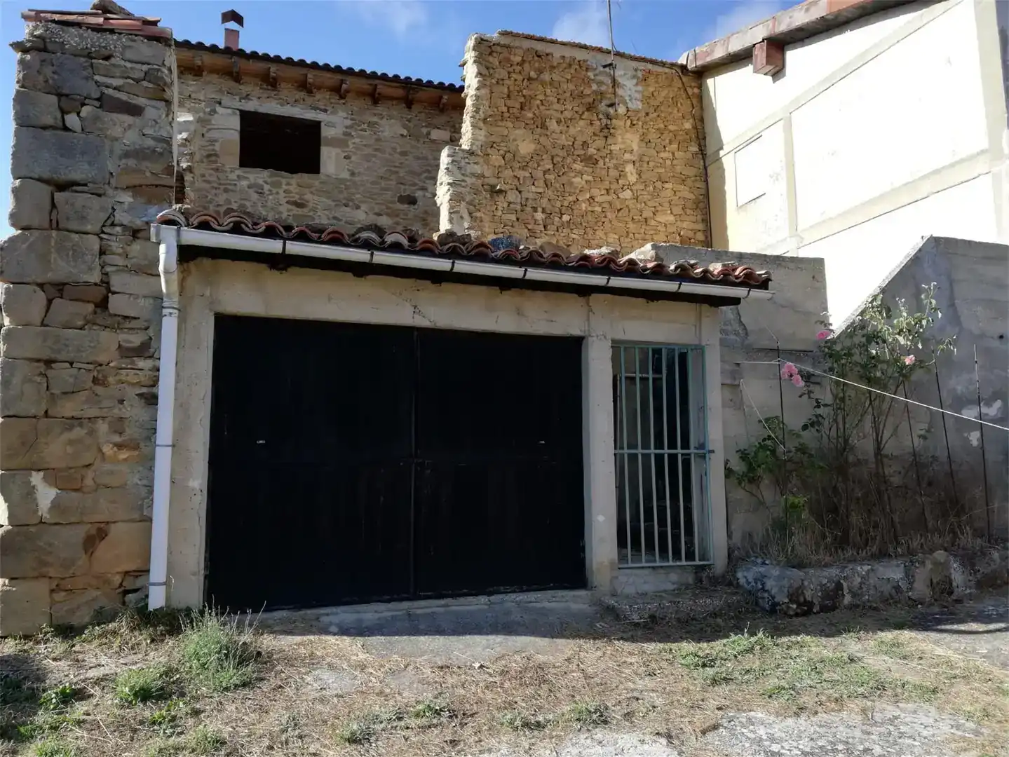 Aparcament de Casa adosada en venda en Valle de Manzanedo amb Balcó