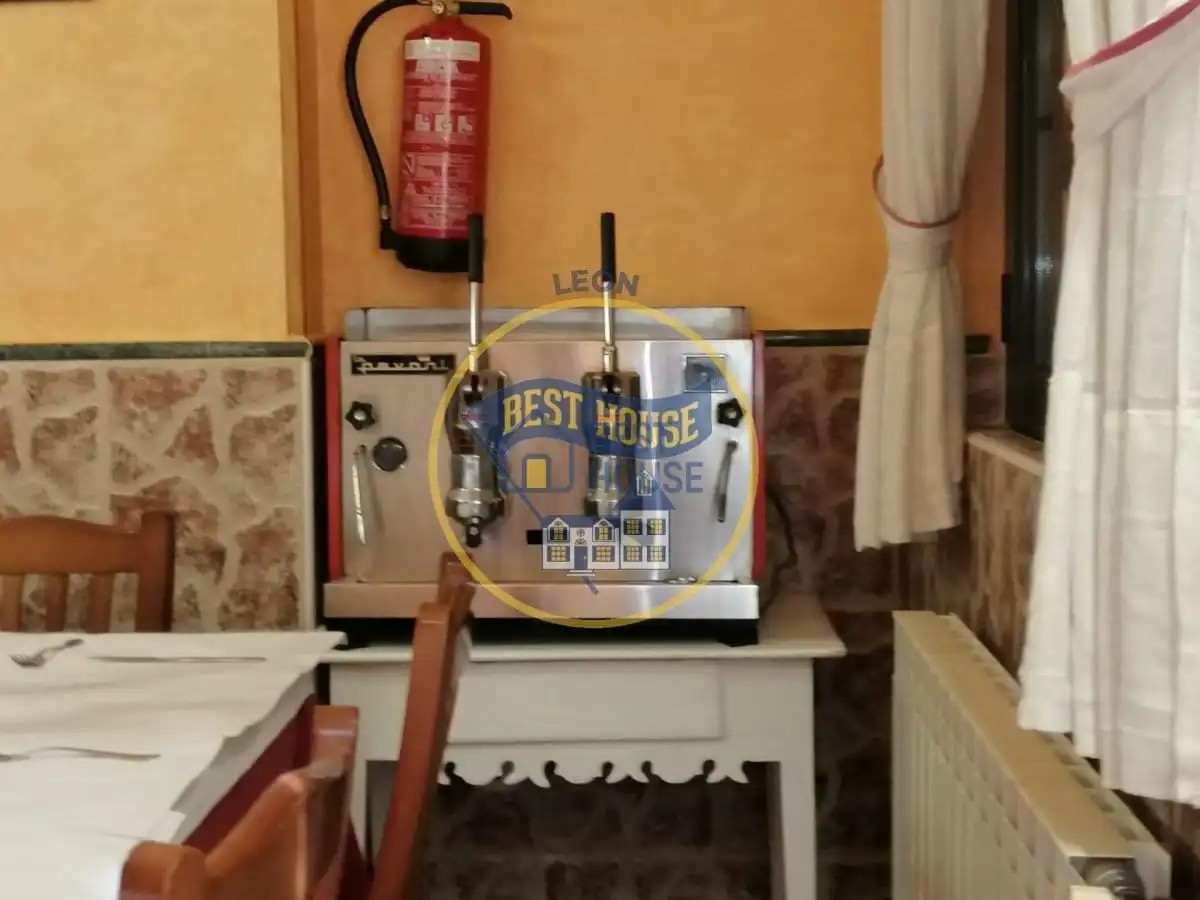 Edifici en venda en El Burgo Ranero  amb Alarma