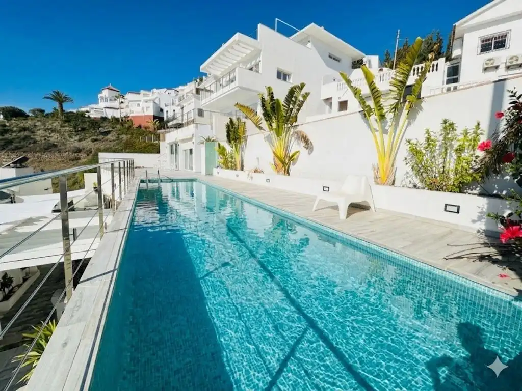 Piscina de Casa o xalet en venda en Nerja amb Aire condicionat, Jardí privat i Traster