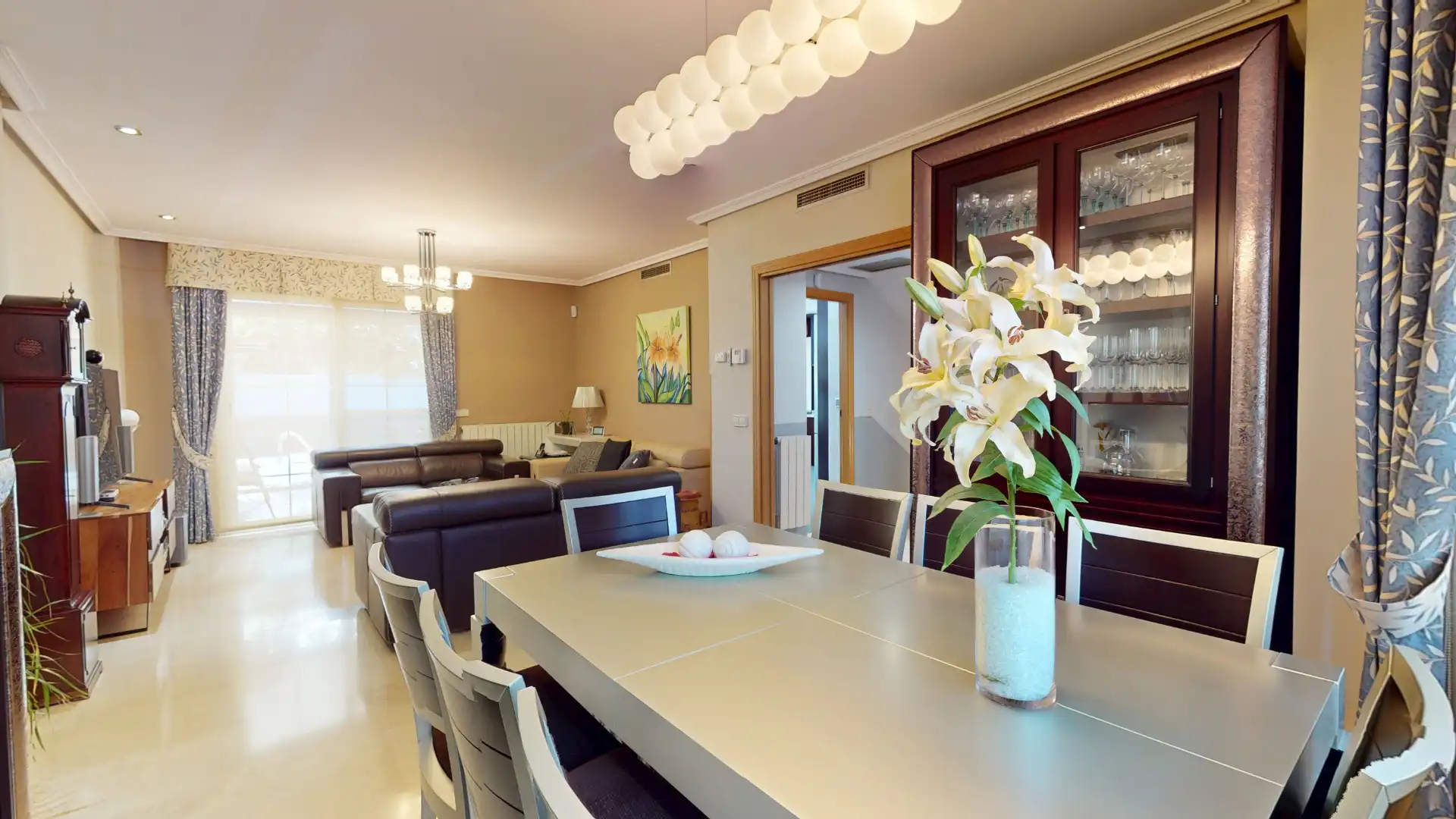 Comedor de Casa adosada en venta en Boadilla del Monte con Aire acondicionado, Calefacción y Jardín privado