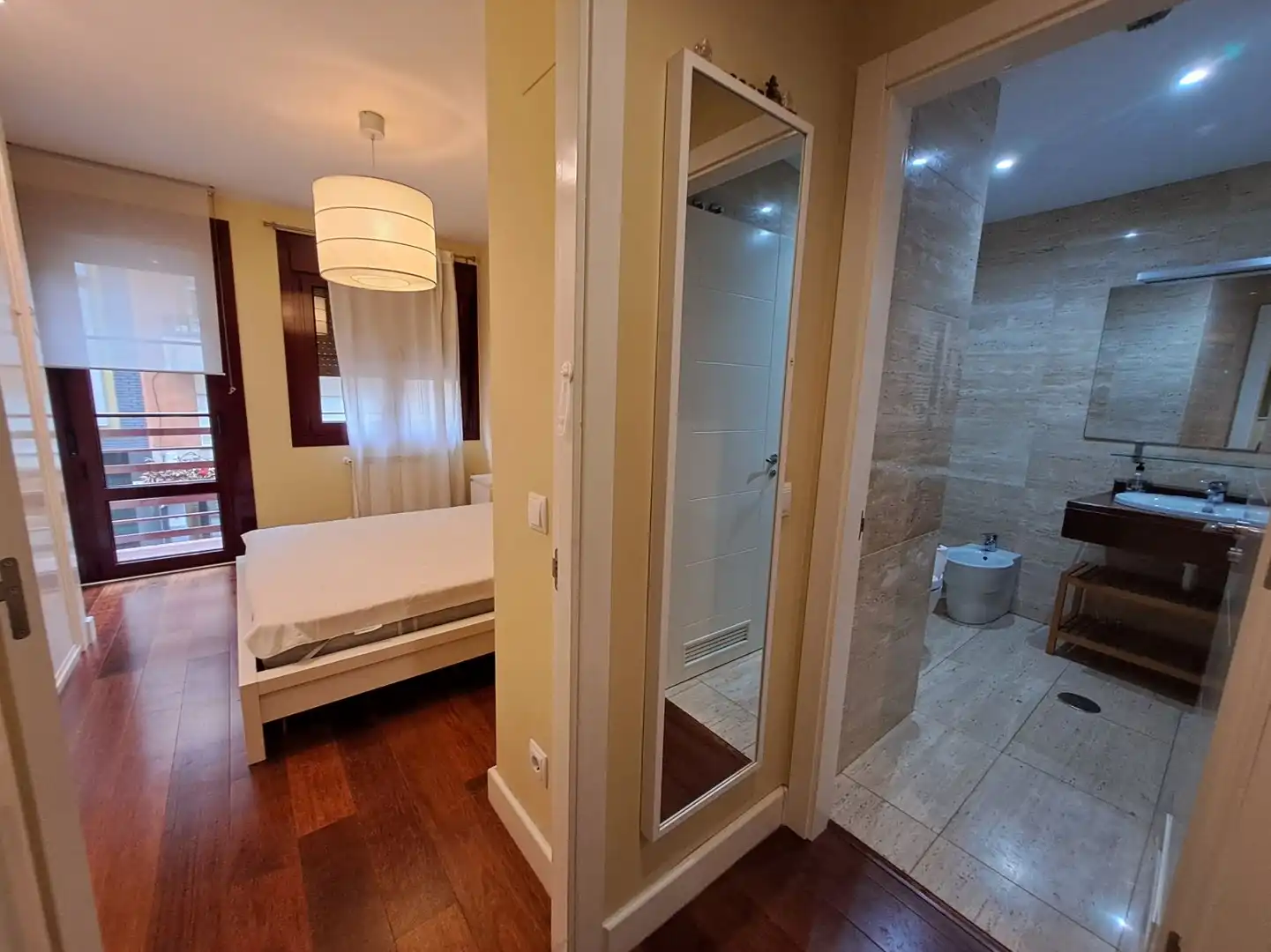 Schlafzimmer von Wohnung zur Miete in Oviedo  mit Möbliert und Balkon