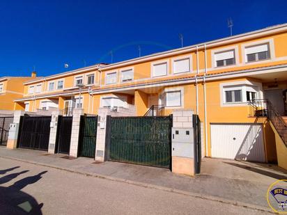 Vista exterior de Casa adosada en venda en Sotorribas amb Calefacció i Jardí privat