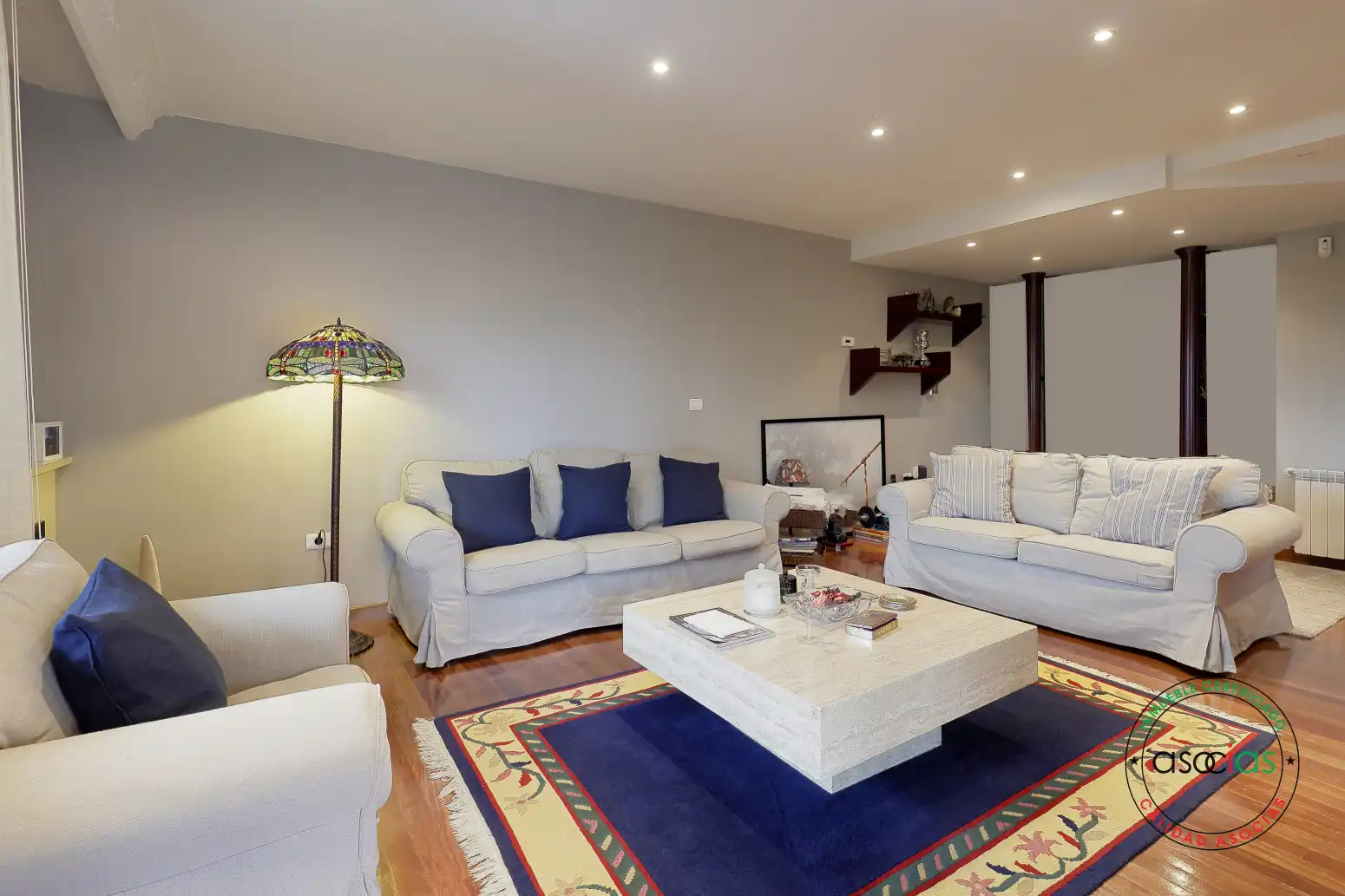 Sala d'estar de Casa adosada en venda en Gijón  amb Calefacció, Jardí privat i Terrassa
