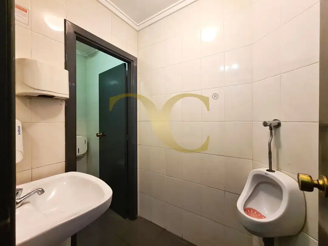 Badezimmer von Geschaftsraum zur Miete in Avilés mit Möbliert