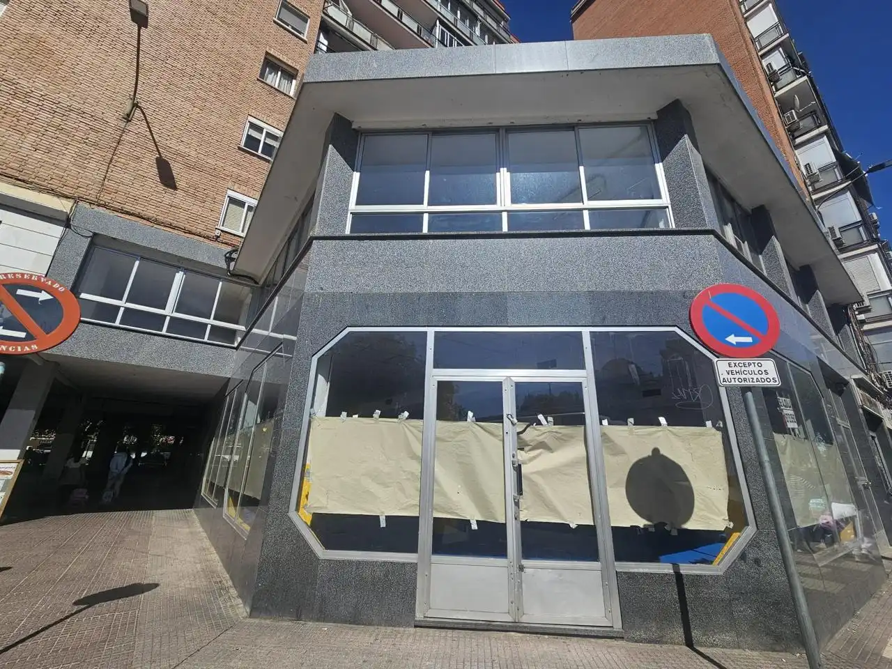 Local comercial de lloguer a Vía Complutense