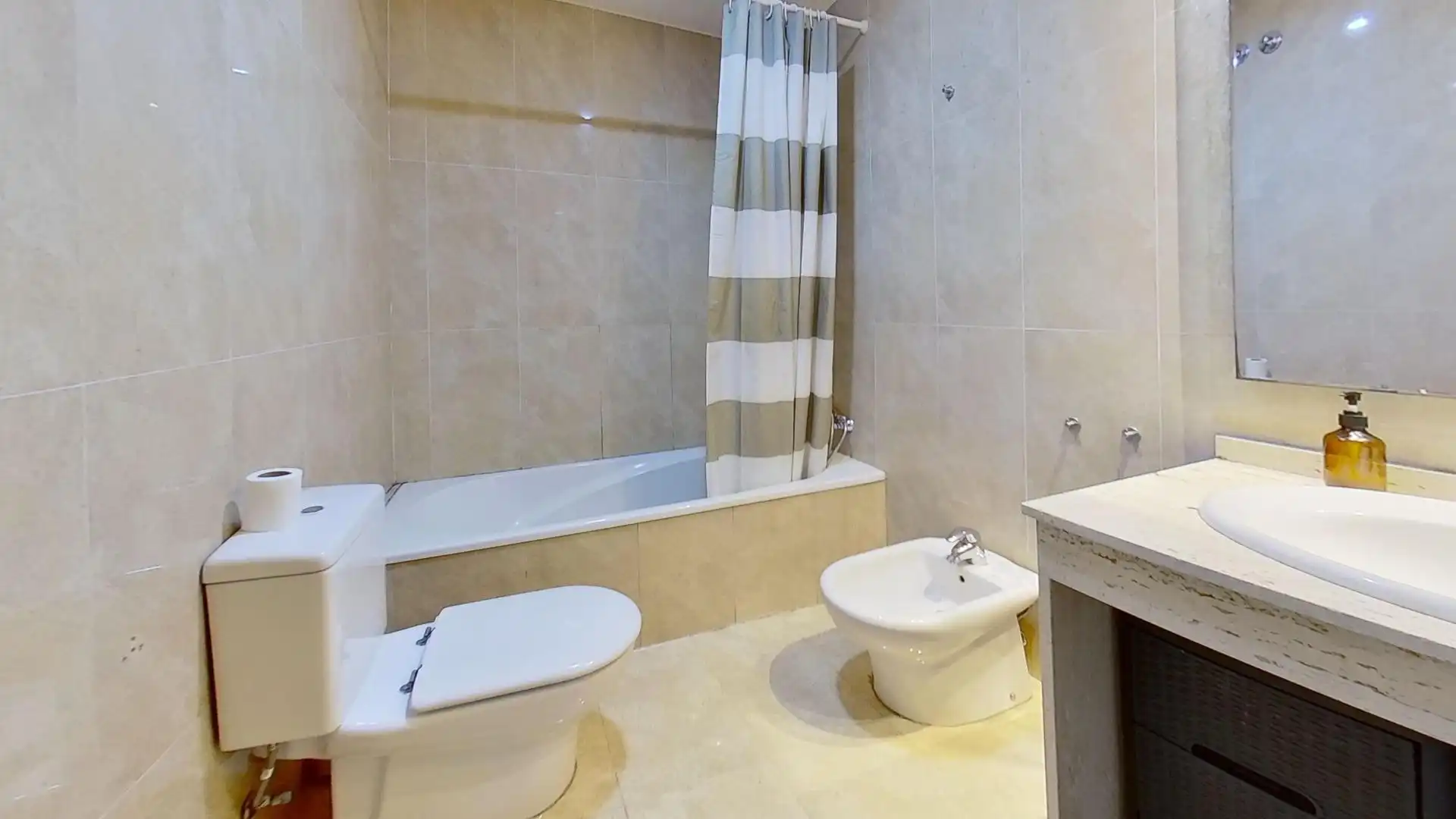 Badezimmer von Wohnung zum Verkauf in Valencia mit Klimaanlage, Privatgarten und Terrasse