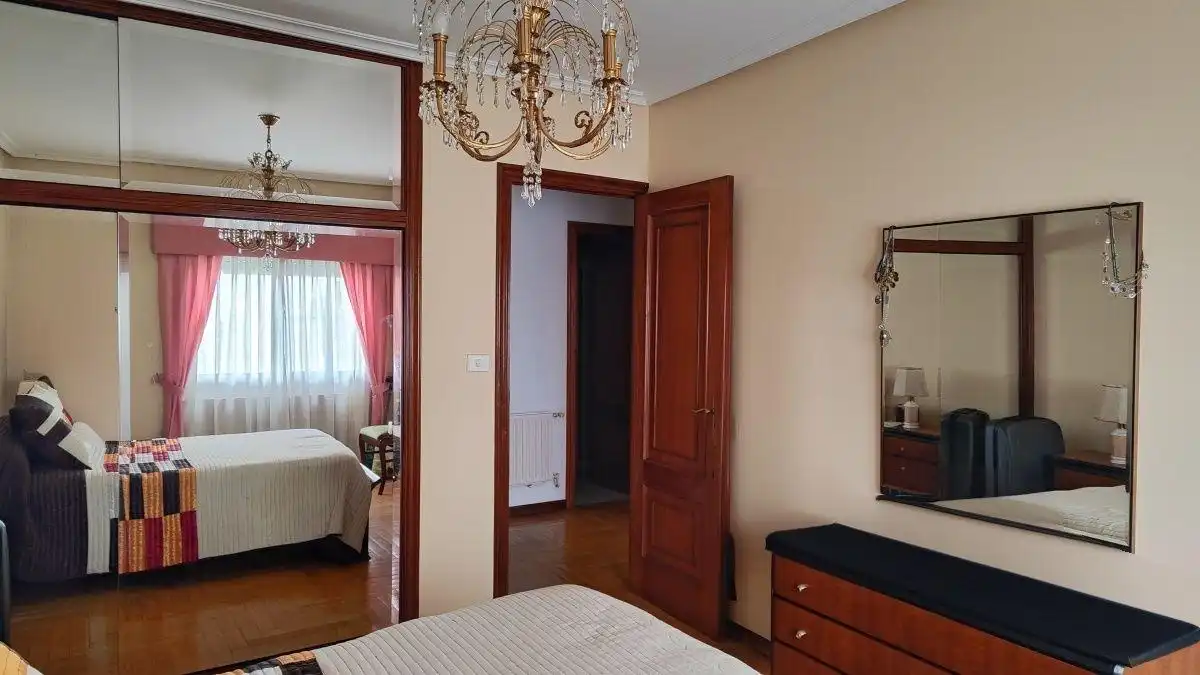 Habitación de Piso en venta en Vigo  con Calefacción, Trastero y Amueblado