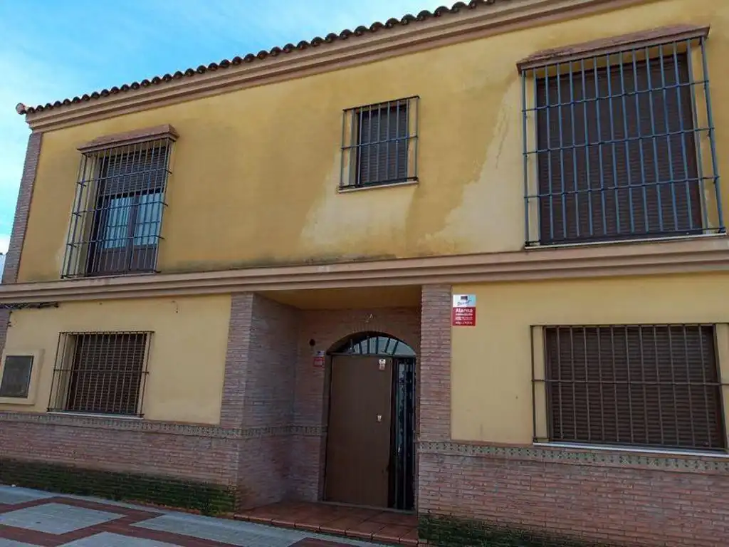 Vista exterior de Casa o xalet en venda en La Rinconada amb Piscina