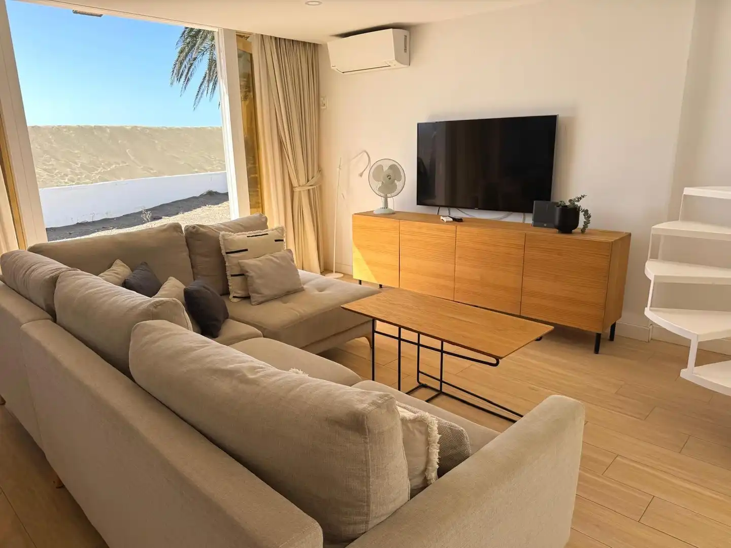 Sala d'estar de Casa adosada en venda en San Bartolomé de Tirajana amb Aire condicionat, Jardí privat i Parquet