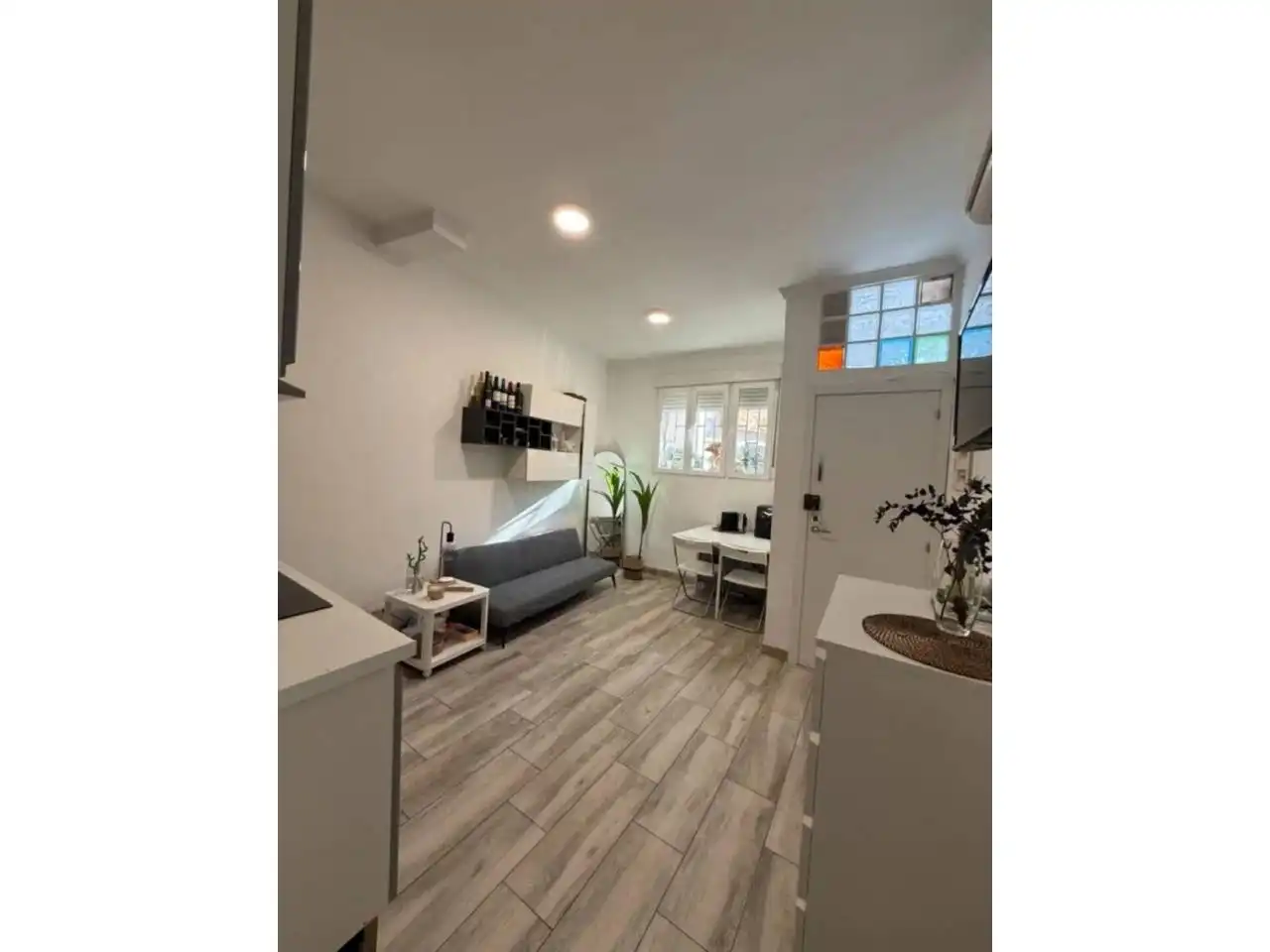 Sala d'estar de Estudi en venda en Cornellà de Llobregat amb Parquet i Moblat