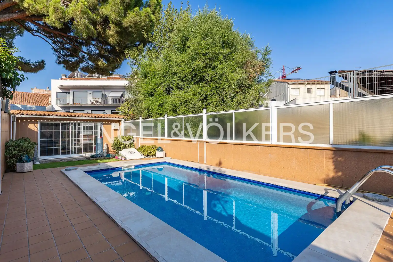 Piscina de Casa adosada en venda en Sabadell amb Aire condicionat, Calefacció i Jardí privat