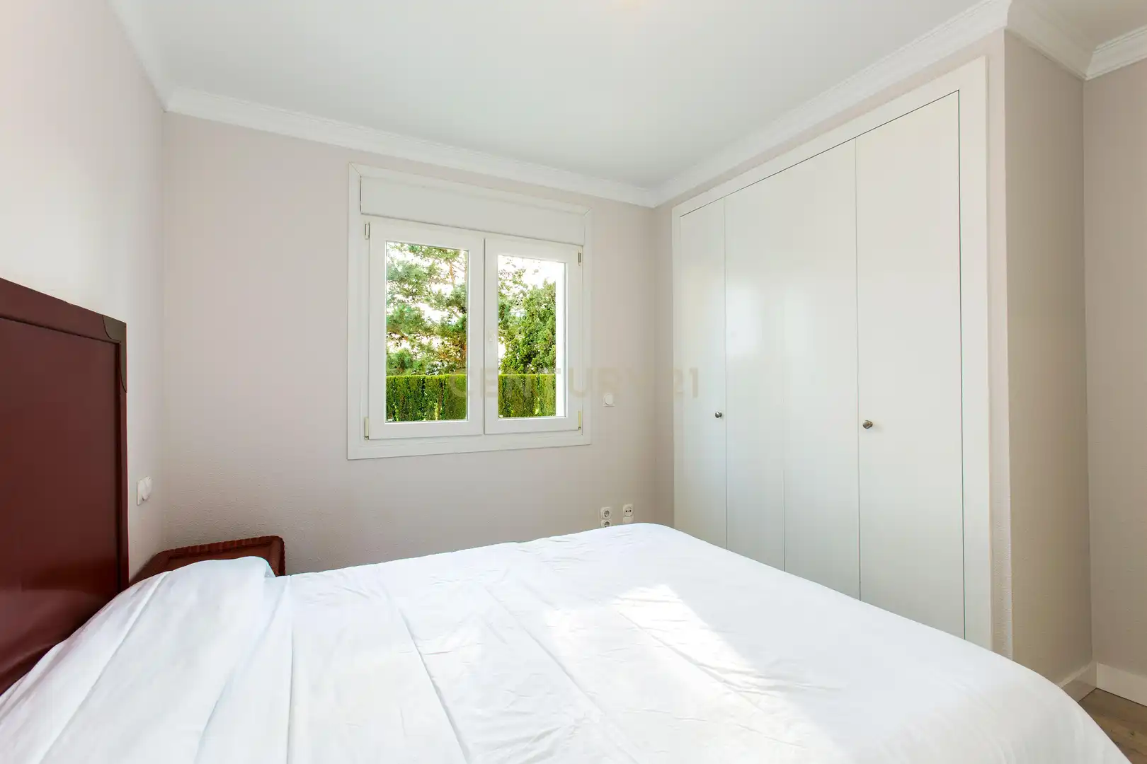 Schlafzimmer von Einfamilien-Reihenhaus zum Verkauf in Oliva mit Klimaanlage, Privatgarten und Ofen