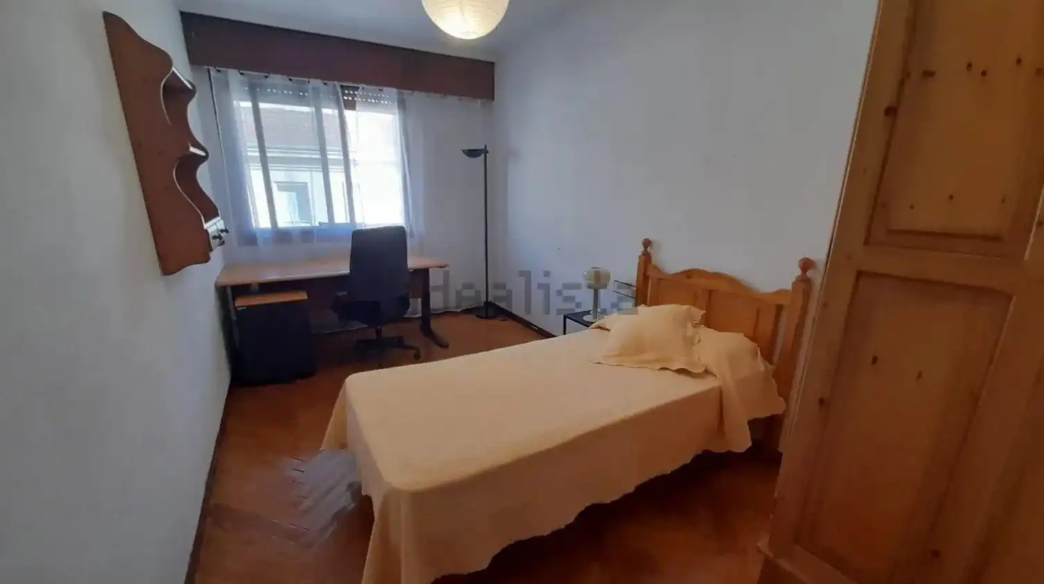 Dormitori de Pis de lloguer en Ourense Capital  amb Calefacció, Parquet i Balcó
