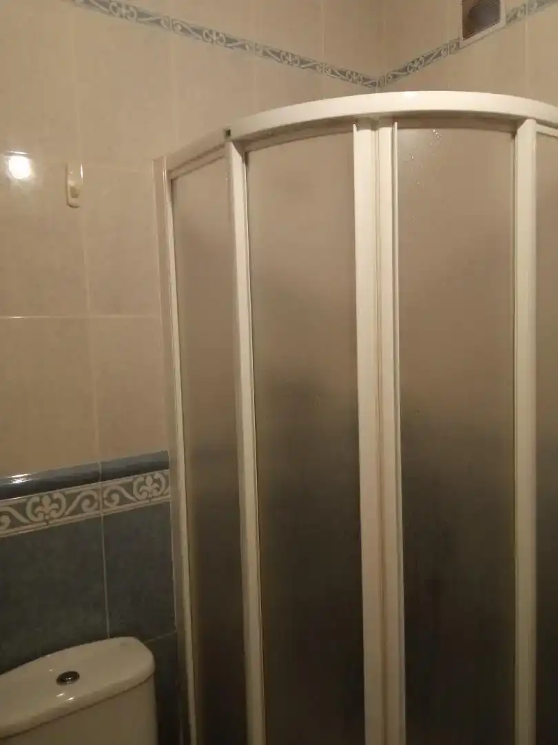 Bany de Casa adosada en venda en Fresnedoso de Ibor amb Rentadora, Microones i TV