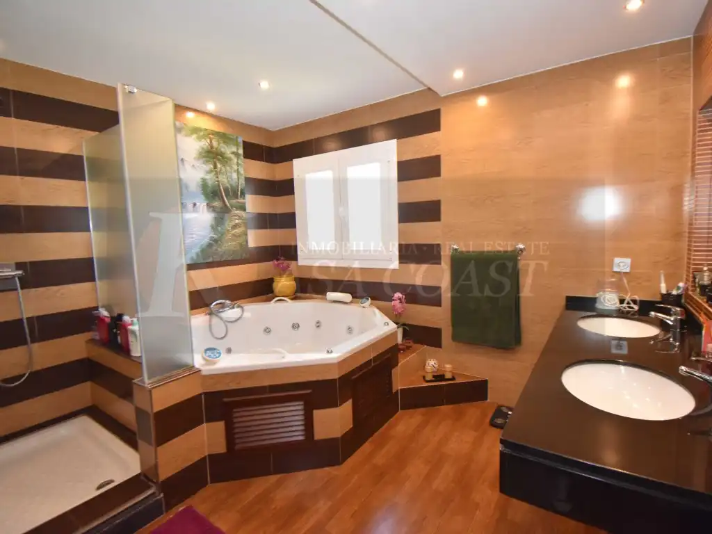 Bany de Casa o xalet en venda en Mijas amb Aire condicionat, Jardí privat i Terrassa