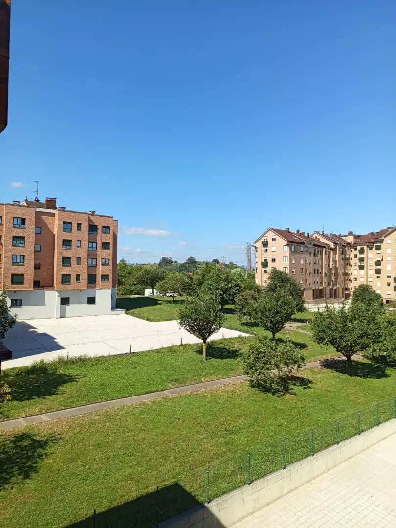 Außenansicht von Wohnung zur Miete in Gijón  mit Heizung, Terrasse und Abstellraum