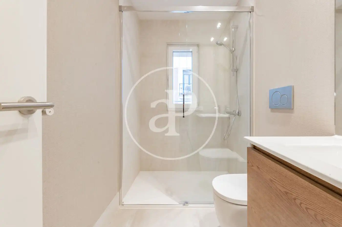 Bathroom of Flat for sale in Madrid  with Air Conditioner, Heating and Storage room