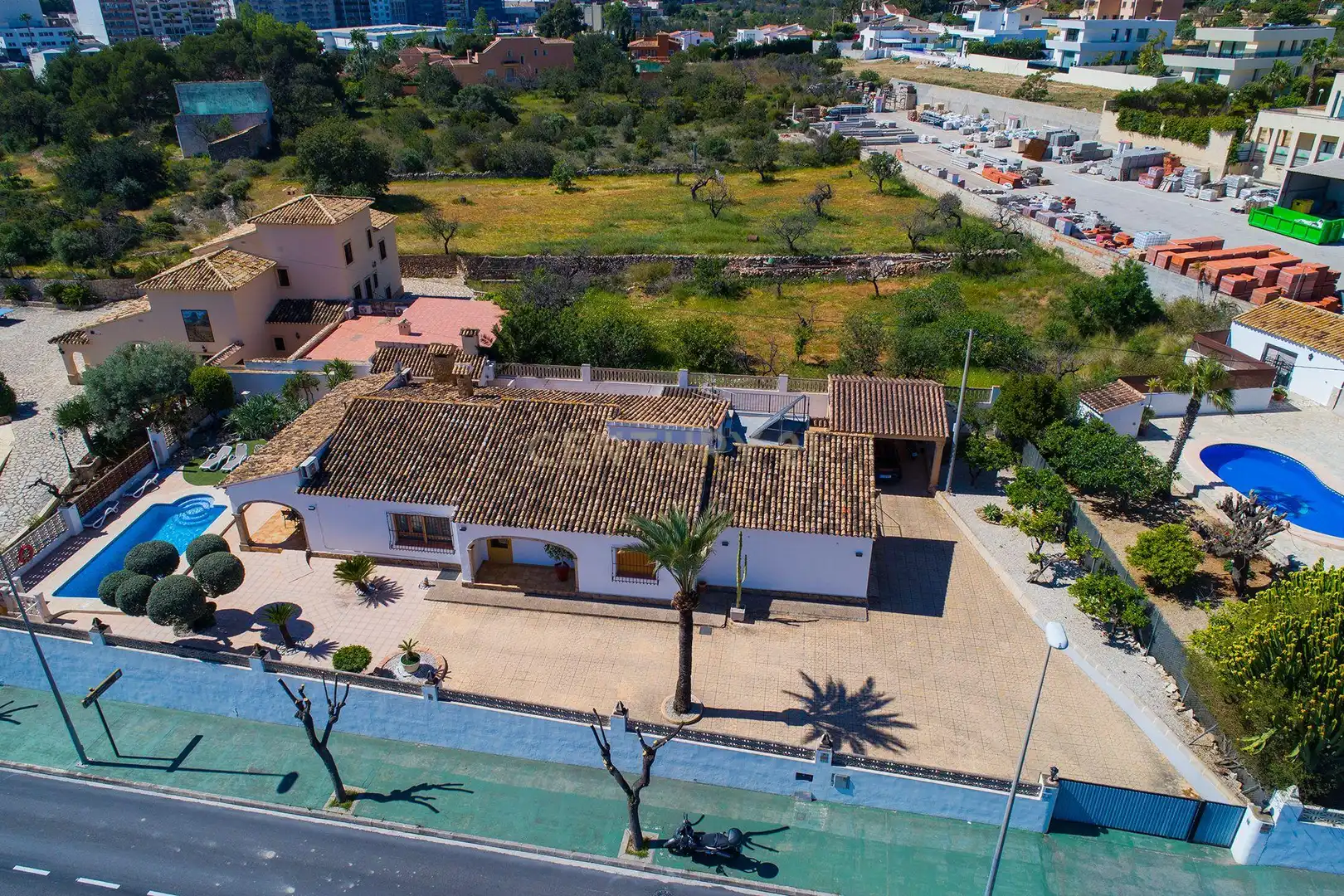 Vista exterior de Casa o xalet en venda en Calpe / Calp amb Aire condicionat, Jardí privat i Traster