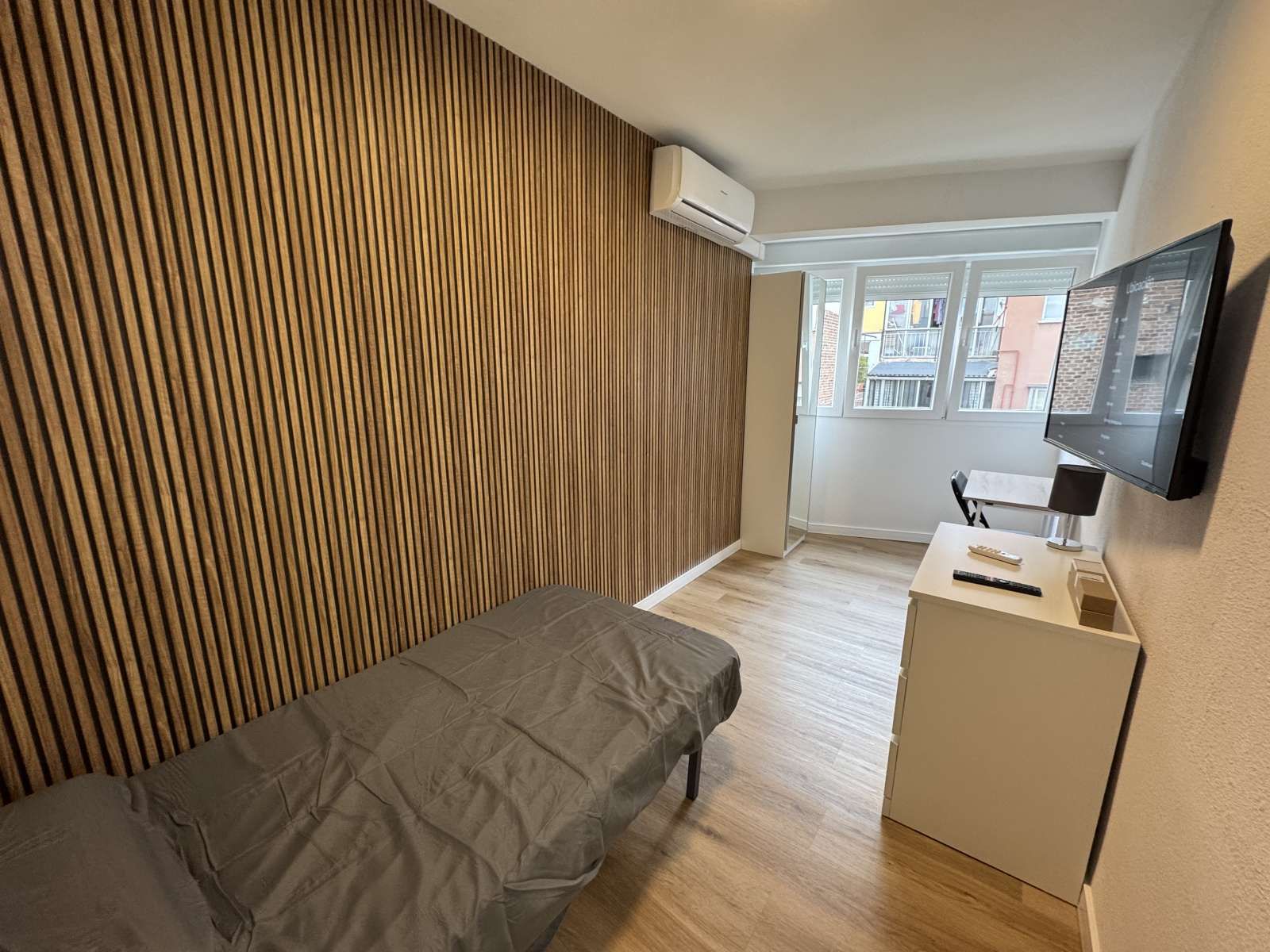 Bedroom of Flat to share in  Madrid Capital  with Air Conditioner and Terrace
