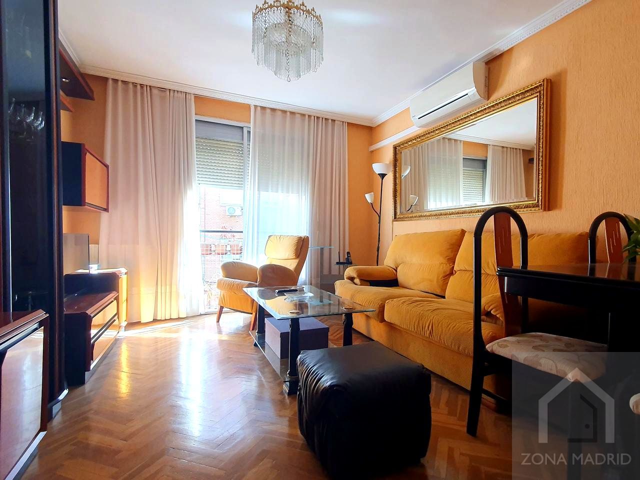 Living room of Flat for sale in  Madrid Capital  with Air Conditioner and Parquet flooring