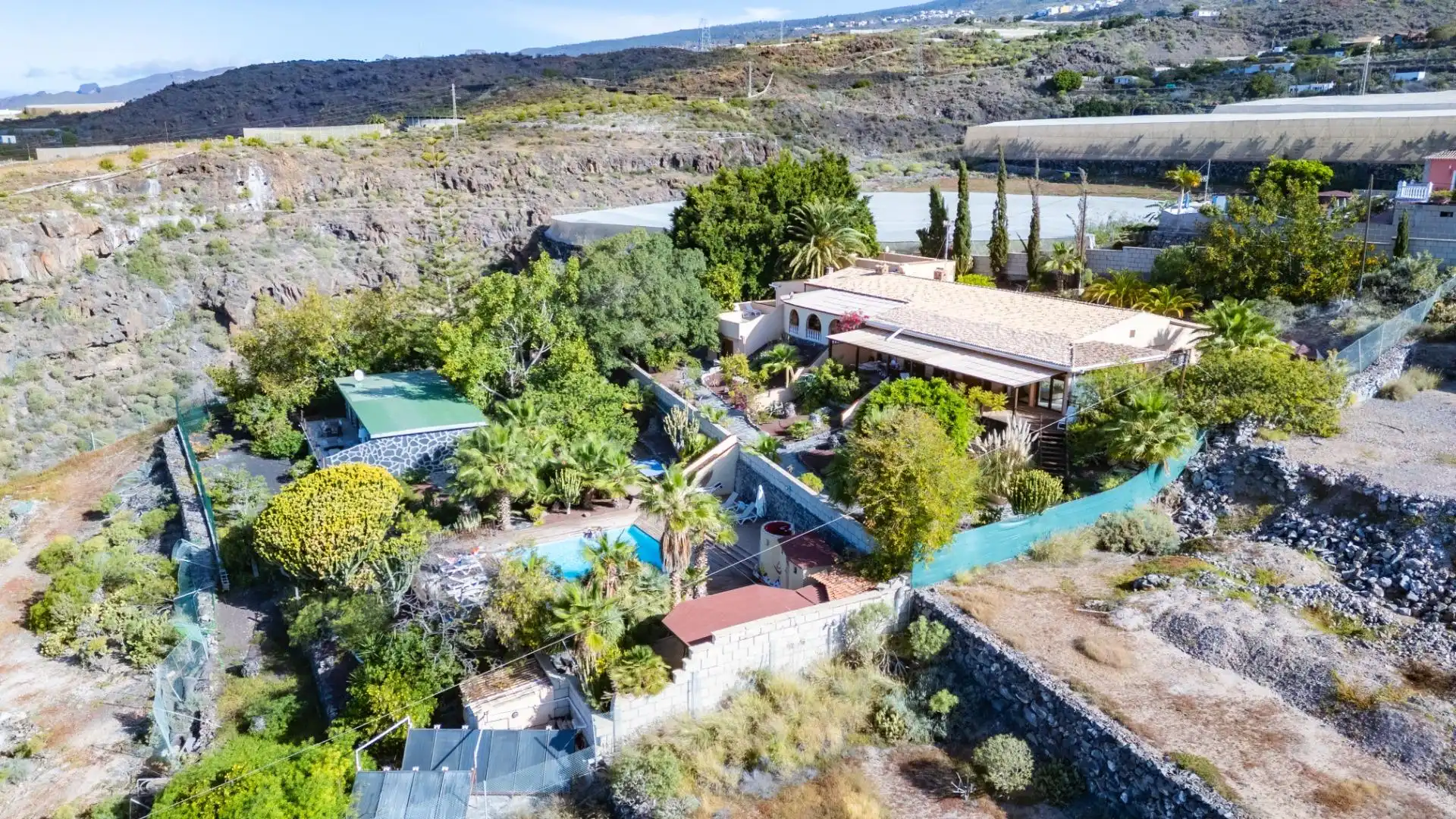 Vista exterior de Casa o xalet en venda en Guía de Isora amb Aire condicionat, Jardí privat i Terrassa