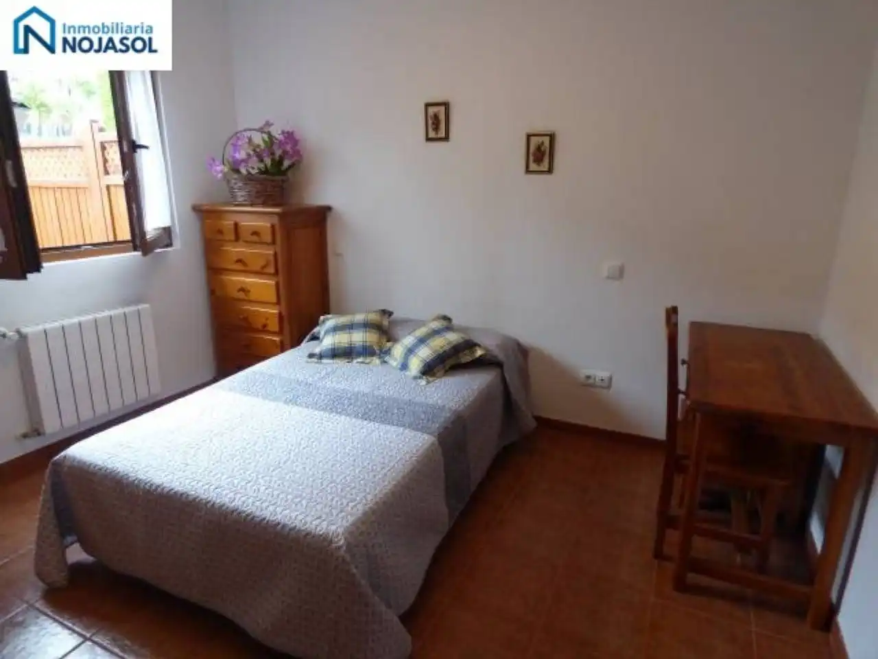 Schlafzimmer von Einfamilien-Reihenhaus zum Verkauf in Bareyo mit Heizung, Terrasse und Möbliert