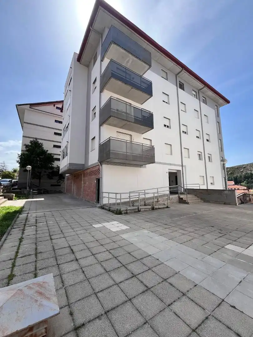 Vista exterior de Pis en venda en Sabiñánigo amb Terrassa i Traster