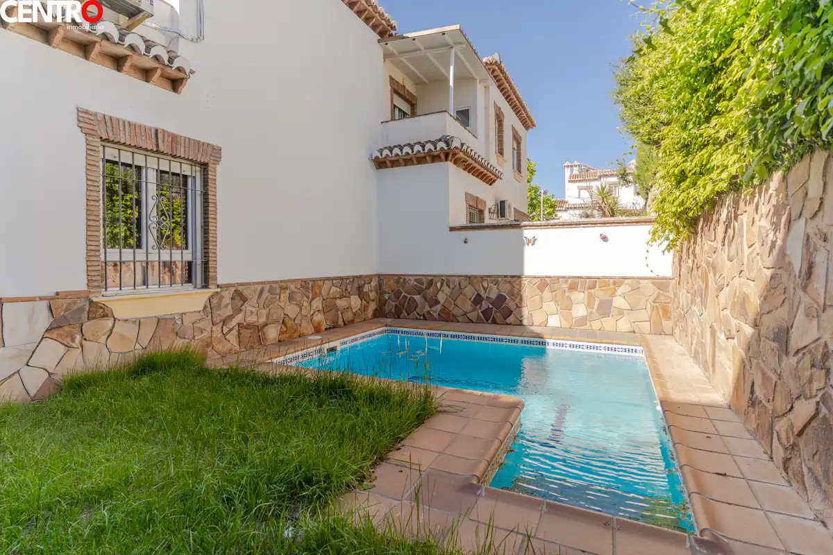 Piscina de Casa o chalet en venta en La Zubia con Aire acondicionado, Calefacción y Jardín privado