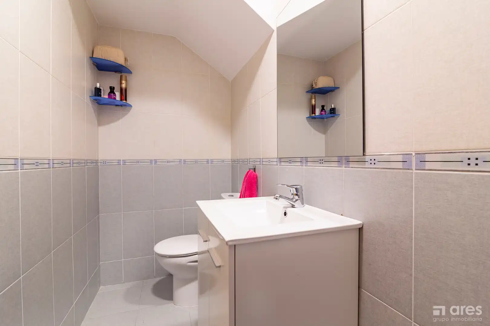 Bathroom of Detached homes for sale in El Viso de San Juan  with Air Conditioner, Heating and Private garden