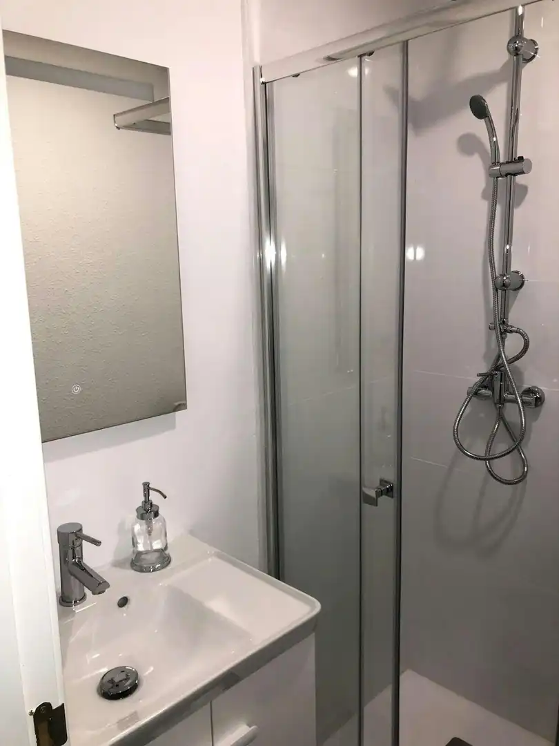 Badezimmer von Wohnung zur untervermieten in Valencia mit Klimaanlage und Waschmaschine