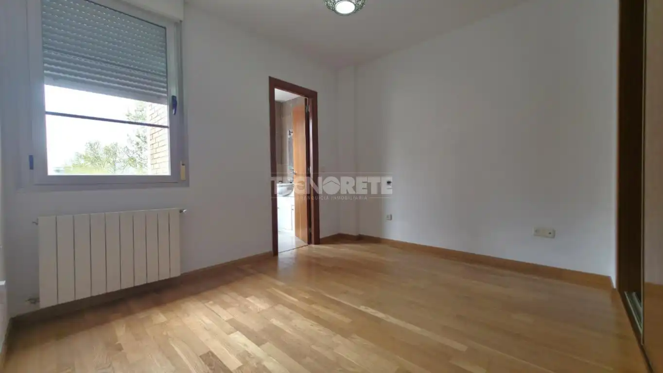 Habitación de Casa adosada en venta en Guadalajara con Jardín privado, Parquet y Terraza
